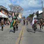 DESFILE NO DEPARTAMENTO DE RIVERA – REPÚBLICA ORIENTAL DO URUGUAI O 7º Regimento de Cavalaria Mecanizado (7º RC Mec) participou, no dia 25 de agosto de 2022, do Desfile Cívico Militar no Departamento de Rivera – República Oriental do Uruguai (ROU), representando o Exército Brasileiro. O evento teve por objetivo comemorar a Independência do Uruguai e o 7º RC Mec, localizado no município de Santana do Livramento que faz divisa com o Departamento de Rivera – ROU, esteve presente no desfile com uma Guarda Bandeira e Estandartes Históricos, Pelotão FORSUL (Força Pronto Emprego) e Fanfarra, totalizando 74 militares. Santana do Livramento – RS, 25 de agosto de 2022 RAFAEL POLINÍCIO LANZA BRAGA – Ten Cel