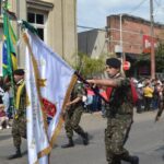 DESFILE NO DEPARTAMENTO DE RIVERA – REPÚBLICA ORIENTAL DO URUGUAI O 7º Regimento de Cavalaria Mecanizado (7º RC Mec) participou, no dia 25 de agosto de 2022, do Desfile Cívico Militar no Departamento de Rivera – República Oriental do Uruguai (ROU), representando o Exército Brasileiro. O evento teve por objetivo comemorar a Independência do Uruguai e o 7º RC Mec, localizado no município de Santana do Livramento que faz divisa com o Departamento de Rivera – ROU, esteve presente no desfile com uma Guarda Bandeira e Estandartes Históricos, Pelotão FORSUL (Força Pronto Emprego) e Fanfarra, totalizando 74 militares. Santana do Livramento – RS, 25 de agosto de 2022 RAFAEL POLINÍCIO LANZA BRAGA – Ten Cel