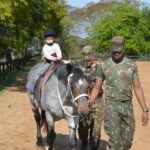 VISITA DA ESCOLA DE EDUCAÇÃO INFANTIL MAMÃE CANGURU O Programa “Portas Abertas”, sistematizado no Plano de Comunicação Social do Exército, é uma oportunidade para franquear o acesso ao aquartelamento, de forma controlada, a população local ou públicos de interesse específico, para conhecer as instalações e ter contato com materiais de emprego militar. Neste contexto, dentro das atividades da Semana do Soldado, no dia 24 de agosto de 2022, o 7º Regimento de Cavalaria Mecanizado (7º RC Mec) recebeu a visita dos alunos da Escola Educação Infantil Mamãe Canguru. Durante a visita, os alunos realizaram passeio a cavalo, assistiram uma formatura e logo após, realizaram um passeio no interior do quartel. Santana do Livramento – RS, 25 de agosto de 2022 Rafael Polinício Lanza Braga – Ten Cel