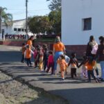 VISITA DA ESCOLA DE EDUCAÇÃO INFANTIL MAMÃE CANGURU O Programa “Portas Abertas”, sistematizado no Plano de Comunicação Social do Exército, é uma oportunidade para franquear o acesso ao aquartelamento, de forma controlada, a população local ou públicos de interesse específico, para conhecer as instalações e ter contato com materiais de emprego militar. Neste contexto, dentro das atividades da Semana do Soldado, no dia 24 de agosto de 2022, o 7º Regimento de Cavalaria Mecanizado (7º RC Mec) recebeu a visita dos alunos da Escola Educação Infantil Mamãe Canguru. Durante a visita, os alunos realizaram passeio a cavalo, assistiram uma formatura e logo após, realizaram um passeio no interior do quartel. Santana do Livramento – RS, 25 de agosto de 2022 Rafael Polinício Lanza Braga – Ten Cel