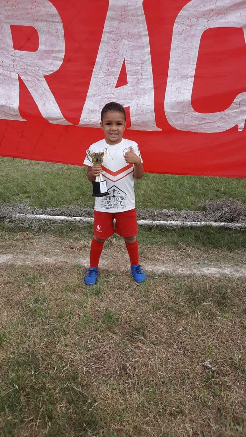 O santanense Luis Carlos Nobre Rodriguez, de 7 anos de idade, foi convidado para fazer parte da equipe de competições do Grêmio Futebol Clube. Ele, que começou no futebol de campo, aos cinco anos, na Escola de Futebol do 14 de Julho, passou a treinar também no Sarandi e no Huracán, em Rivera, onde faz parte da seleção de Rivera Sub-15. De acordo com o 14 de Julho, como parte do processo de fortalecimento da Escola de Futebol do EC 14 de Julho, iniciou-se o movimento de Integração entre as forças do futebol da fronteira.  “Iniciando este movimento, o atleta Luis Carlos (nascido em 2015) que já foi aluno da Escola e atualmente defende o Huracán na Liga Baby Fútbol, passou por um período de intercâmbio na Escola de Futebol do Grêmio, intermediado pelo Leão da Fronteira”. Para os papais, Franciane Nobre Capilheira e Diego Rodriguez, tem sido momentos de muita alegria e emoção, “uma felicidade imensa, não temos palavras para descrever o que estamos sentindo. Além muito orgulho do nosso filho Luis Carlos, só podemos agradecer a Deus pelo talento que deu a ele”, destacou Franciane. Segundo a mãe de Luis Carlos, o jogador recebeu uma convocação para participar de um torneio com a Sub-7 e a família está se organizando para ir. 