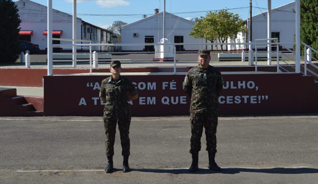 CONCLUSÃO DE ESTÁGIO No dia 23 de setembro de 2022, foi realizada no Centro de Instrução de Blindados, na cidade de Santa Maria, a formatura de conclusão do Estágio de Manutenção de Torre da Viatura Blindada de Reconhecimento EE-9 Cascavel/2022. Na oportunidade, concluíram o referido Estágio: o 2º Sargento Diego Holtz Silva e a 3º Sargento Rafaela Reis Anhaia, ambos do 7º Regimento de Cavalaria Mecanizado (7º RC Mec). Os integrantes do 7º RC Mec parabenizam os referidos militares pela formatura e conclusão do Estágio, conquista importante para a carreira e deseja-os sucesso continuado em suas vidas profissionais. Santana do Livramento – RS, 26 de setembro de 2022. RAFAEL POLINÍCIO LANZA BRAGA – TC Comandante do 7° Regimento de Cavalaria Mecanizado