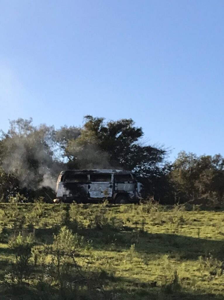 Na manhã desta segunda-feira (5),  uma van escolar que faz a rota da região do Rincão do Bolsa, acabou incendiando em sua totalidade ao chegar no interior do município para os alunos e levar até a escola.  De acordo com Fernanda Mendonça, mãe de uma das alunas,  o momento foi desespero pois não é a primeira que a van estraga e os alunos não vão a escola. Ela aguardava com a filha a chegada do veículo que levaria a mesma até um educandário no centro de Sant'Ana do Livramento. "A gente entende a situação difícil das estradas, a nossa é péssima. Mas esse veículo já não vinha bem. A próxima da rota seria a minha filha, e talvez ela e os colegas não teriam como sair da parte de trás do veículo. Seria uma tragédia", relatou a mãe.  A coordenadora da 19ª Coordenadoria Regional de Educação (CRE), Ana Alice Campagnaro, relatou que durante a manhã recebeu a informação da própria empresa sobre o fato com a van e explicou que na próxima terça-feira (6), tudo já estará regularizado e os alunos estarão na escola.  "Não tinha alunos dentro da van, só tinha o motorista mas não teve nenhum dano em pessoas, somente danos materiais. A empresa hoje não conseguiu colocar um veículo para substituir então em virtude disso os alunos ficaram sem aula. Eram alunos que vinham da campanha para o Colégio Alceu Wamosy e para o Escola General Neto. Esses alunos terão a sua carga horária recuperada pelos professores.  a partir de amanhã já regulariza e a empresa estará colocando um veículo para substituir aquele que teve os danos materiais", explicou a coordenadora.  A reportagem do Jornal A Plateia tentou contato com a empresa responsável pela van e com o Sindicato Das Empresas De Transporte Rodoviário Do Município De Sant’ana Do Livramento (STU), mas não obteve retorno. 