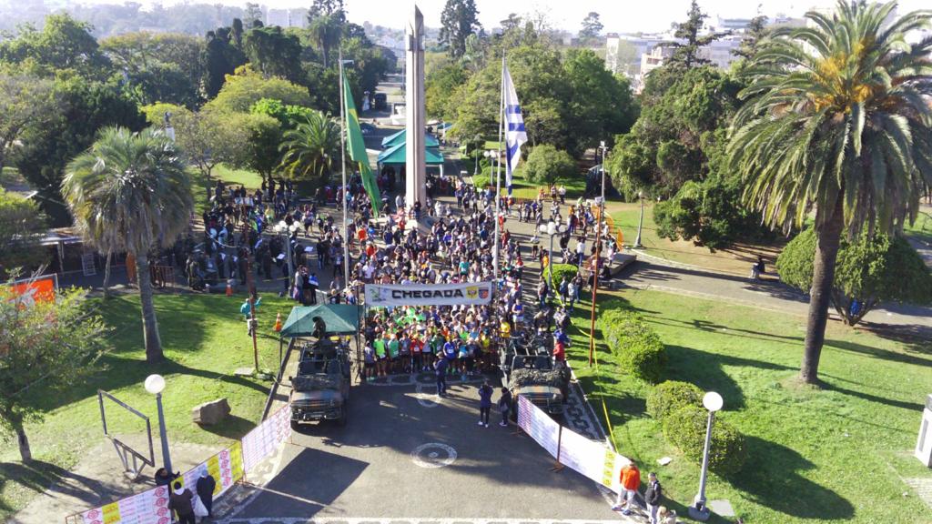 1ª Corrida Binacional Da Independência O Exército Brasileiro, neste ano, está realizando uma série de eventos para lembrar fatos importantes que marcaram a Independência do Brasil, cumprindo o previsto na Campanha “200 anos da Independência”, constante nas Diretrizes de Comunicação desta tradicional Instituição Nacional e Permanente. Neste contexto, o 7º Regimento de Cavalaria Mecanizado (7º RC Mec), “Regimento Brigadeiro Vasco Alves Pereira”, localizado no município de Santana do Livramento, divisa com o Departamento de Rivera-República Oriental do Uruguai (ROU), realizou, em conjunto com o Regimiento de Caballería Número 3, Rivera-(ROU), no dia 4 de setembro de 2002, a 1ª Corrida Binacional da Independência, em comemoração aos 200 anos da Independência do Brasil. A corrida com percursos de 5km e 10km, nas categorias masculino e feminino, e percurso kids de 500m, teve a largada e chegada no Parque Internacional, monumento histórico da divisa entre os dois países e contou com a participação de mais de 320 atletas adultos e 70 crianças, do estado do Rio Grande do Sul e norte do Uruguai. O Senhor Tenente Coronel Rafael Polinício Lanza Braga, Comandante do 7º RC Mec, agradece aos atletas participantes, patrocinadores e Instituições apoiadoras que abrilhantaram este grande evento, o qual proporcionou integração e momento lúdico entre a sociedade santanense e riverense, além de estimular a prática do exercício físico. Santana do Livramento – RS, 5 de setembro de 2022. RAFAEL POLINÍCIO LANZA BRAGA – Ten Cel Comandante do 7º Regimento de Cavalaria Mecanizado