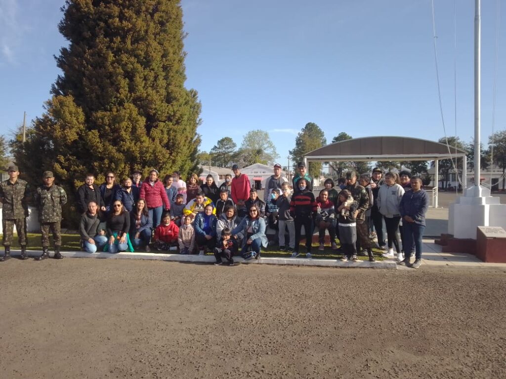 VISITA DA ASSOCIAÇÃO DE PAIS E MESTRES DOS EXCEPCIONAIS O Programa “Portas Abertas” sistematizado no Plano de Comunicação Social do Exército Brasileiro, é a oportunidade para franquear o acesso ao aquartelamento, de forma controlada, a população local ou públicos de interesse especifico, para conhecer as instalações e ter contato com materiais de emprego militar. Neste contexto, no dia 5 de setembro de 2022, o 7º Regimento de Cavalaria Mecanizado (7º RC Mec) recebeu a visita dos integrantes da Associação de Pais e Mestres dos Excepcionais de Santana do Livramento (APAE). Durante a visita, os integrantes realizaram passeio a cavalo, passaram pela pista de cordas, realizaram um passeio no interior do quartel e foram presenteados com a revista “O Recrutinha” Santana do Livramento – RS, 8 de setembro de 2022. Rafael Polinício Lanza Braga – Ten Cel Comandante do 7º Regimento de Cavalaria Mecanizado