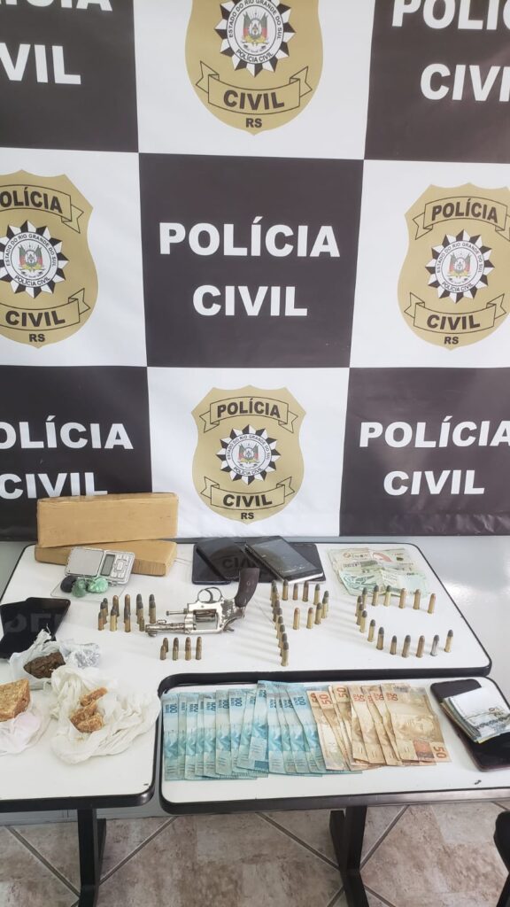 A Polícia Civil, através dos agentes da DP, DPPA e SIPAC de Santana do Livramento, em cumprimento a três mandados de busca e apreensão,  prendeu em flagrante Y.T.S.M., 37 anos e A.B.C.S., 20 anos, por crime de tráfico de drogas,  associação para o tráfico e posse de arma de uso permitido. Foram apreendidos  maconha, crack e cocaína, arma de fogo calibre .32, munições,  balança de precisão, telefones e dinheiro. Após os procedimentos de praxe,  os individuos foram encaminhados à penitenciária a disposição do Poder Judiciário.