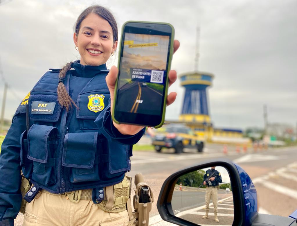 A Polícia Rodoviária Federal realizará diversas ações que marcarão a Semana Nacional de Trânsito no Rio Grande do Sul. Operações de fiscalização e educação serão realizadas simultaneamente na sexta-feira (16/09) em todas as regiões do Estado. Na terça (20), feriado no Rio Grande do Sul, esforços conjuntos trabalharão pela segurança daqueles que viajam ou se deslocam para os eventos tradicionais da data, inclusive gerando aumento no trânsito de cavalarianos nas rodovias, o que exige atenção tanto para eles quanto para os condutores. Na manhã de sexta-feira (23/09) a PRF estará presente no V Seminário Nacional de Trânsito, que ocorrerá em Porto Alegre (de forma presencial e remota). O Superintendente Robson Souza participará da abertura do evento e o PRF André Azevedo representará a instituição na mesa redonda “Esforço Legal no Trânsito”. Já à tarde, ocorrerá uma grande operação educativa integrada na saída da capital pela BR 116 para marcar simbolicamente o final da Semana Nacional de Trânsito. Agentes da PRF, Brigada Militar, Polícia Civil, Detran e EPTC abordarão veículos para fiscalização e atividades educativas com os ocupantes. Durante o período, ainda, serão intensificadas as postagens sobre trânsito nas redes sociais, as palestras em escolas e empresas, a participação em eventos e as abordagens educativas. Uma dos meios utilizados nesses tipos de abordagem será a disponibilização de vídeos com dicas de trânsito através da leitura de QRCodes a serem disponibilizados pelo celular. As atividades seguirão até domingo (25/09). Semana Nacional de Trânsito A Semana Nacional de Trânsito acontece anualmente e é prevista no Código de Trânsito Brasileiro (CTB). Durante o período, os órgãos integrantes do Sistema Nacional de Trânsito (SNT) promovem ações integradas em todo país buscando conscientizar a sociedade sobre os perigos no trânsito e as possíveis mudanças comportamentais para a redução de acidentes e a preservação da vida, garantindo a mobilidade segura no país. O trânsito brasileiro é um dos mais violentos do mundo, levando a morte de dezenas de milhares de pessoas a cada ano, gerando impactos irreparáveis à sociedade e elevados custos econômicos e sociais. A PRF e as outras instituições ligadas ao tema, com o apoio da sociedade, trabalham juntas de forma contínua pela paz no trânsito. Tais iniciativas se alinham à promoção da Segunda Década de Ação pela Segurança no Trânsito 2021-2030, proposta pela Organização das Nações Unidas, na qual os signatários, dentre eles o Brasil, se comprometeram a reduzir a violência no trânsito, e ao Plano Nacional de Redução de Mortes e Lesões no Trânsito Brasileiro (PNATRANS), que estabelece uma série de mecanismos e ações para conter as tragédias diárias do trânsito.