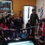 VISITA DA ESCOLA DE EDUCAÇÃO INFANTIL ALGODÃO DOCE O Programa “Portas Abertas”, sistematizado no Plano de Comunicação Social do Exército, é uma oportunidade para franquear o acesso ao aquartelamento, de forma controlada, a população local ou públicos de interesse específico, para conhecer as instalações e ter contato com materiais de emprego militar. Neste contexto, no dia 13 de setembro de 2022, o 7º Regimento de Cavalaria Mecanizado (7º RC Mec) recebeu a visita dos alunos da Escola Educação Infantil Algodão Doce. Durante a visita, os alunos realizaram passeio a cavalo, assistiram uma apresentação da Fanfarra, passaram pela pista de obstáculos para crianças, realizaram um passeio no interior do quartel e por fim visitaram a Sala de Exposições Vasco Alves Pereira. . Santana do Livramento – RS, 14 de setembro de 2022 RAFAEL POLINÍCIO LANZA BRAGA – Ten Cel Comandante do 7º Regimento de Cavalaria Mecanizado