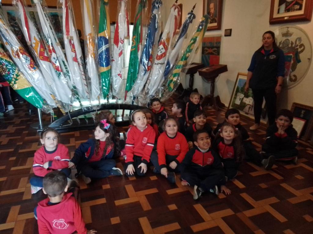 VISITA DA ESCOLA DE EDUCAÇÃO INFANTIL ALGODÃO DOCE O Programa “Portas Abertas”, sistematizado no Plano de Comunicação Social do Exército, é uma oportunidade para franquear o acesso ao aquartelamento, de forma controlada, a população local ou públicos de interesse específico, para conhecer as instalações e ter contato com materiais de emprego militar. Neste contexto, no dia 13 de setembro de 2022, o 7º Regimento de Cavalaria Mecanizado (7º RC Mec) recebeu a visita dos alunos da Escola Educação Infantil Algodão Doce. Durante a visita, os alunos realizaram passeio a cavalo, assistiram uma apresentação da Fanfarra, passaram pela pista de obstáculos para crianças, realizaram um passeio no interior do quartel e por fim visitaram a Sala de Exposições Vasco Alves Pereira. . Santana do Livramento – RS, 14 de setembro de 2022 RAFAEL POLINÍCIO LANZA BRAGA – Ten Cel Comandante do 7º Regimento de Cavalaria Mecanizado