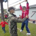 VISITA DA ESCOLA DE EDUCAÇÃO INFANTIL ALGODÃO DOCE O Programa “Portas Abertas”, sistematizado no Plano de Comunicação Social do Exército, é uma oportunidade para franquear o acesso ao aquartelamento, de forma controlada, a população local ou públicos de interesse específico, para conhecer as instalações e ter contato com materiais de emprego militar. Neste contexto, no dia 13 de setembro de 2022, o 7º Regimento de Cavalaria Mecanizado (7º RC Mec) recebeu a visita dos alunos da Escola Educação Infantil Algodão Doce. Durante a visita, os alunos realizaram passeio a cavalo, assistiram uma apresentação da Fanfarra, passaram pela pista de obstáculos para crianças, realizaram um passeio no interior do quartel e por fim visitaram a Sala de Exposições Vasco Alves Pereira. . Santana do Livramento – RS, 14 de setembro de 2022 RAFAEL POLINÍCIO LANZA BRAGA – Ten Cel Comandante do 7º Regimento de Cavalaria Mecanizado