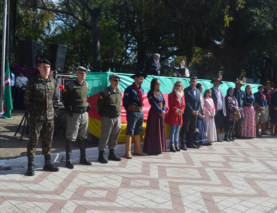 No dia 14 de setembro de 2022, ocorreu, na Praça General Osório, no município de Santana do Livramento, a abertura oficial dos Festejos Farroupilhas. A atividade iniciou com a chegada da Chama Crioula e na sequência ocorreu o hasteamento de Bandeiras. Na sequência as entidades tradicionalistas do município conduziram a Chama até suas entidades. Na oportunidade, o 7º Regimento de Cavalaria Mecanizado (7º RC Mec) foi representado pelo 1º Tenente Samuel Nardello Pontel e a Fanfarra do Regimento entoou o Hino Nacional Brasileiro e o Hino Rio Grandense. O Galpão Malacara 7 esteve presente no evento e deu início aos Festejos Farroupilhas em sua entidade e o Senhor Tenente Coronel Rafael Polinício Lanza Braga, Comandante do 7º RC Mec, deseja a sociedade santanense uma Semana Farroupilha repleta de atividades tradicionalistas visando cultuar a história gaúcha.