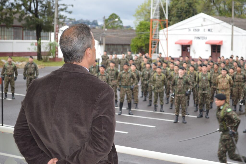 Após ter cumprido mais de 30 anos de serviço prestados ao exército brasileiro, o 7º Regimento de Cavalaria Mecanizado (7º RC Mec), “Regimento Brigadeiro Vasco Alves Pereira”, realizou atividades de despedida dos militares, 2º sargento Emerson Fabiano Antonio Rodrigues e 2º sargento Milton de Oliveira da Silva, que passam agora a integrar a reserva resmunada da instituição.  Na última quarta-feira de agosto (31), o tenente coronel Jeandré Peralta Umpierre, subcomandante do 7º Regimento de Cavalaria Mecanizado (7º RC Mec), exaltou o trabalho desenvolvido pelo Sargento Milton em prol do Exército Brasileiro e mais especificamente ao 7º RC Mec, desejando-o muitas felicidades nesta nova etapa que se inicia. Na sexta-feira (2), o tenente coronel Rafael Polinício Lanza Braga, Comandante do 7º RC Mec, ao fazer uso da palavra, exaltou o trabalho desenvolvido pelo sargento Fabiano em prol do Exército Brasileiro, desejando-o muitas felicidades nesta nova etapa que se inicia. 