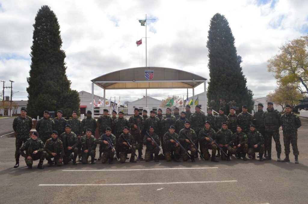 O Pelotão de Operações Especiais (PelOpEs) do 7º Regimento de Cavalaria Mecanizado (7º RC Mec) participou, no período de 12 a 16 de setembro de 2022, da Operação Cargueiro, no município de São Gabriel. Nesta Operação, que reuniu os PelOpEs da 3º Brigada de Cavalaria Mecanizada, foram realizadas as seguintes oficinas: Escola de Comboios, Patrulhamento Ostensivo em Zona Eleitoral, Posto de Bloqueio e Controle de Estrada (PBCE), Posto de Segurança Estático (PSE), Operações de Busca e Apreensão (OBA) e Operações de Controle de Distúrbio (OCD). O Senhor Tenente Coronel Rafael Polinício Lanza Braga, Comandante do 7º RC Mec, parabeniza os integrantes do PelOpEs do Regimento, pelo desempenho e resultado obtido durante a Operação, demonstrando espírito de cumprimento de missão, dedicação, abnegação e profissionalismo, servindo de exemplo aos demais integrantes do 7º de Cavalaria.