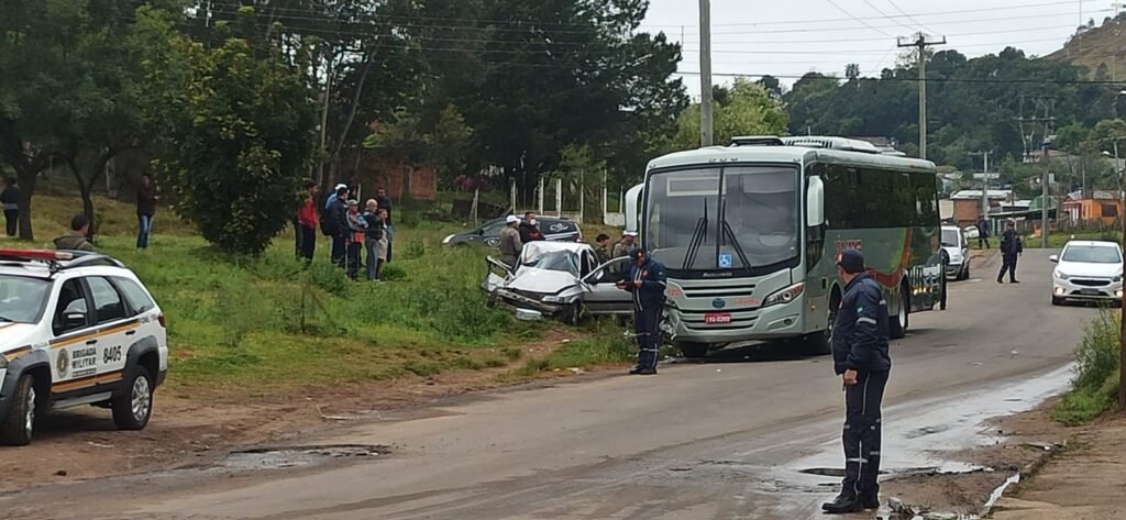 Um grave acidente entre um carro e um ônibus vitimou um jovem de 19 anos, no bairro Tabatinga, em Sant’Ana do Livramento. O fato aconteceu nas primeiras horas da manhã desta segunda-feira (19), na rua Manoel Prates Garcia.  Segundo informações preliminares, o Celta conduzido pelo jovem Leonardo do Espírito Santos de Andrade, de 19 anos, que seguia no sentido Wilson-Tabatinga, invadiu a pista contrária na curva e acabou se chocando de frente com o ônibus da empresa São Jorge, que seguia no sentido contrário.  Imediatamente a Brigada Militar, a Secretaria Municipal de Trânsito e o Instituto Geral de Perícias (IGP) foram acionados para prestar o atendimento. O trânsito ficou parcialmente interrompido no local, enquanto os peritos do IGP realizavam a investigação no local. 