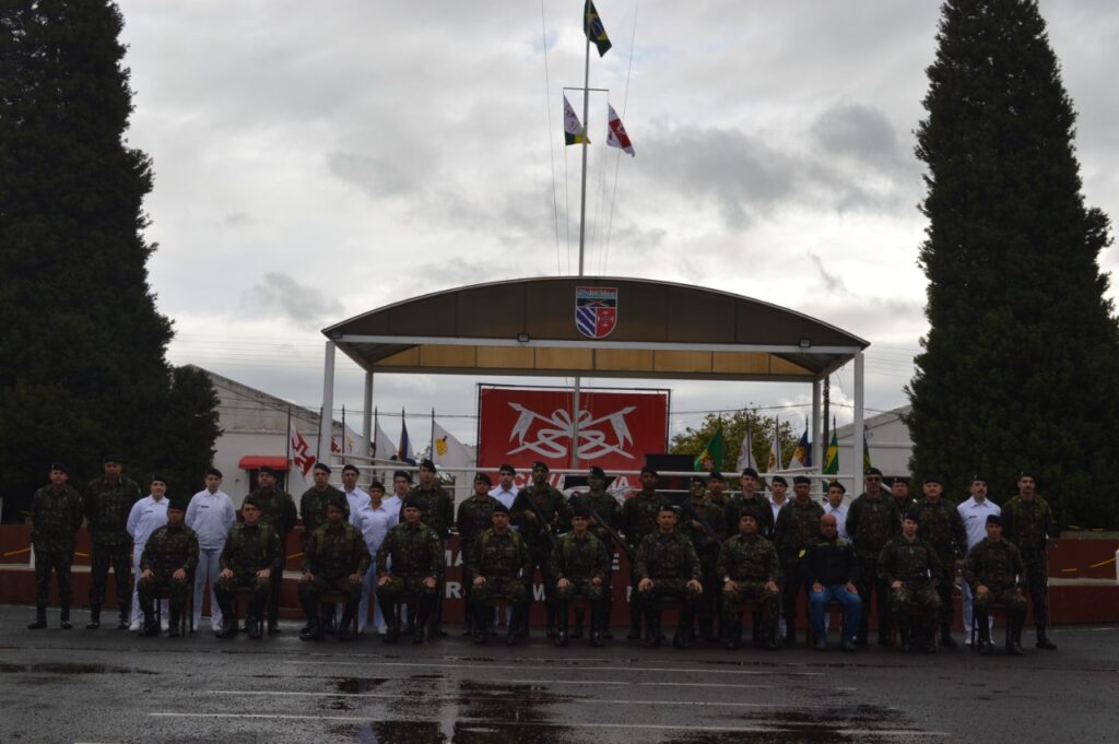 1ª visita de inspeção do comandante da 3ª brigada de cavalaria mecanizada Nos dias 21 e 22 de setembro de 2022, o 7º Regimento de Cavalaria Mecanizado (7º RC Mec), Regimento Brigadeiro Vasco Alves Pereira, recebeu a visita do Senhor General de Brigada Marco Aurélio Baldassarri, Comandante da 3ª Brigada de Cavalaria Mecanizada (3ª Bda C Mec), Brigada Patrício Correa da Câmara e comitiva. A visita iniciou com a Escolta Mecanizada que conduziu o Senhor General de Brigada Baldassarri até o Posto Médico da Guarnição de Santana do Livramento, o qual foi recepcionado pela Guarda de Honra e, logo após, houve uma visitação às instalações daquele local. Na sequência, ocorreu uma Seção de Treinamento Físico Militar centralizada no 7º RC Mec e uma corrida pelas ruas do município, a fim de promover a integração com a tropa da guarnição federal de Santana do Livramento. Na manhã do dia seguinte, ocorreu uma formatura geral no pátio de formatura Tenente Coronel José Ricardo de Abreu Salgado. Logo após, houve a apresentação dos oficiais do Regimento e uma reunião no auditório, onde o Comandante da 3ª Bda C Mec explanou aos Oficiais, Subtenentes e Sargentos do Regimento sobre assuntos diversos de interesse da Força e incentivo as atividades sociais da família militar. Em seguida, o Senhor Tenente Coronel Rafael Polinício Lanza Braga, Comandante do 7º RC Mec, explanou ao Comandante da 3ª Bda C Mec sobre a situação operacional, social e administrativa do Regimento, enfatizando os projetos confeccionados com objetivos de proporcionar melhorias as instalações da Unidade, alinhados com a intenção do escalão superior e os Projetos Estratégicos do Exército. Santana do Livramento – RS, 22 de setembro de 2022. RAFAEL POLINÍCIO LANZA BRAGA – Ten Cel