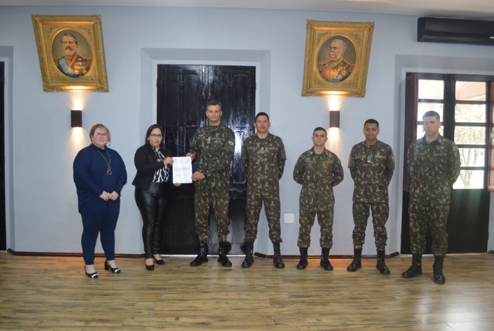 CAPACITAÇÃO DO EFETIVO PROFISSIONAL Nos dias 19 de setembro de 2022, o 7º Regimento de Cavalaria Mecanizado (7º RC Mec), Regimento Brigadeiro Vasco Alves Pereira, recebeu a visita da Senhora Maria Drekener e Senhora Kássia Drekener, representantes da Aprova Escola de Desenvolvimento Profissional - Polo Faculdade Unina. Na oportunidade foram entregues à quatro militares do Regimento (Sargento e Cabos Temporários), bolsas de estudos integrais de Cursos Tecnólogos nas áreas de Logística, Gestão Pública e Gerenciais, além de um Curso Técnico em Edificações, ofertados por aquela Instituição de Ensino. Esta é uma iniciativa do 7º RC Mec em parceria com Instituições de Ensino, que contempla o Objetivo Estratégico nº 3, do comando da Unidade: “Priorizar a Capacitação Técnica do Efetivo Profissional”, visando o aperfeiçoamento de militares e auxiliando-os à inserção no mercado de trabalho após o término do tempo de serviço militar.