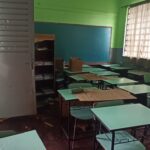 Na manhã desta segunda-feira (17), a equipe diretiva da Escola Estadual De Ensino Médio Dr. Hector Acosta deparou-se com um verdadeiro cenário caótico no ambiente interno do educandário. Isso porque no fim de semana a escola foi invadida, vandalizada, depredada e teve alguns itens furtados.  De acordo com a coordenadora regional de educação, Ana Alice Campagnaro, todas as salas de aula tiveram suas portas arrombadas e todo material constante no seu interior foi revirado e danificado.  "Estamos fazendo agora o levantamento do que foi furtado, ainda não temos como mensurar. Mas o laboratório de informática, o laboratório ciências, as salas de aula, foi tudo destruído. A merenda escolar foi levada, vários quilos de carne, muito triste. Durante a semana vamos tentar com a Seduc um recurso extra, mas pedimos um apoio das forças de segurança para que deem prioridade e que seja feita uma perícia no local para que a gente tente ao menos descobrir os responsáveis por esses atos", lamentou a coordenadora da 19ª CRE, informando que por conta disso a escola não poderá ceder o espaço na próxima etapa das eleições, devido o estado em que se encontra as salas de aulas.  Até o momento não há informações de tudo que foi levado pelos invasores, somente o prejuízo material das portas que foram quebradas, além dos alimentos que foram consumidos no local e o que foi levado. Durante a manhã a Brigada Militar esteve no educandário, que fica localizado no bairro Prado, realizando o devido registro dos fatos junto com a direção e a coordenação regional. 