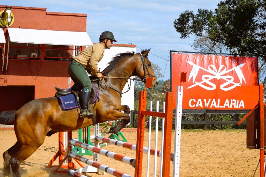 Concurso De Salto Fronteira Da Paz No período de 14 a 16 de outubro de 2022, foi realizada, no Centro Hípico do 7º Regimento de Cavalaria Mecanizado (7º RC Mec), a Temporada Hípica do Regimento e o Concurso de Salto Fronteira da Paz 2022, com objetivo de promover o estreitamento dos laços de amizade com entidades civis e militares do Brasil e Uruguai, bem como, cultuar as tradições hípicas. O evento contou com a participação de Equipes Hípicas do Estado do Rio Grande do Sul e República Oriental do Uruguai (ROU), abrangendo um total de 102 conjuntos participantes, além de proporcionar àqueles que prestigiaram a atividade, um espaço kids para as crianças, praça de alimentação e exposição de materiais das entidades patrocinadoras. Na competição, a Equipe de Hipismo do 7º Regimento de Cavalaria Mecanizado (7º RC Mec) sagrou-se campeã na modalidade por equipe na Taça Patrício Corrêa da Câmara, competição essa conduzida pela 3ª Brigada de Cavalaria Mecanizada. O Senhor Tenente Coronel Rafael Polinício Lanza Braga, Comandante do 7º RC Mec, parabeniza os competidores pela participação e sucesso alcançado na referida competição e agradece as entidades patrocinadoras e a todos que, com suas presenças, abrilhantaram de forma significativa, a Temporada Hípica desta tradicional Unidade de Cavalaria do Exército Brasileiro. Santana do Livramento – RS, 17 de outubro de 2022. RAFAEL POLINÍCIO LANZA BRAGA – Ten Cel