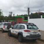 Na manhã desta segunda-feira (17), a equipe diretiva da Escola Estadual De Ensino Médio Dr. Hector Acosta deparou-se com um verdadeiro cenário caótico no ambiente interno do educandário. Isso porque no fim de semana a escola foi invadida, vandalizada, depredada e teve alguns itens furtados.  De acordo com a coordenadora regional de educação, Ana Alice Campagnaro, todas as salas de aula tiveram suas portas arrombadas e todo material constante no seu interior foi revirado e danificado.  "Estamos fazendo agora o levantamento do que foi furtado, ainda não temos como mensurar. Mas o laboratório de informática, o laboratório ciências, as salas de aula, foi tudo destruído. A merenda escolar foi levada, vários quilos de carne, muito triste. Durante a semana vamos tentar com a Seduc um recurso extra, mas pedimos um apoio das forças de segurança para que deem prioridade e que seja feita uma perícia no local para que a gente tente ao menos descobrir os responsáveis por esses atos", lamentou a coordenadora da 19ª CRE, informando que por conta disso a escola não poderá ceder o espaço na próxima etapa das eleições, devido o estado em que se encontra as salas de aulas.  Até o momento não há informações de tudo que foi levado pelos invasores, somente o prejuízo material das portas que foram quebradas, além dos alimentos que foram consumidos no local e o que foi levado. Durante a manhã a Brigada Militar esteve no educandário, que fica localizado no bairro Prado, realizando o devido registro dos fatos junto com a direção e a coordenação regional. Na manhã desta segunda-feira (17), a equipe diretiva da Escola Estadual De Ensino Médio Dr. Hector Acosta deparou-se com um verdadeiro cenário caótico no ambiente interno do educandário. Isso porque no fim de semana a escola foi invadida, vandalizada, depredada e teve alguns itens furtados.  De acordo com a coordenadora regional de educação, Ana Alice Campagnaro, todas as salas de aula tiveram suas portas arrombadas e todo material constante no seu interior foi revirado e danificado.  "Estamos fazendo agora o levantamento do que foi furtado, ainda não temos como mensurar. Mas o laboratório de informática, o laboratório ciências, as salas de aula, foi tudo destruído. A merenda escolar foi levada, vários quilos de carne, muito triste. Durante a semana vamos tentar com a Seduc um recurso extra, mas pedimos um apoio das forças de segurança para que deem prioridade e que seja feita uma perícia no local para que a gente tente ao menos descobrir os responsáveis por esses atos", lamentou a coordenadora da 19ª CRE, informando que por conta disso a escola não poderá ceder o espaço na próxima etapa das eleições, devido o estado em que se encontra as salas de aulas.  Até o momento não há informações de tudo que foi levado pelos invasores, somente o prejuízo material das portas que foram quebradas, além dos alimentos que foram consumidos no local e o que foi levado. Durante a manhã a Brigada Militar esteve no educandário, que fica localizado no bairro Prado, realizando o devido registro dos fatos junto com a direção e a coordenação regional. 