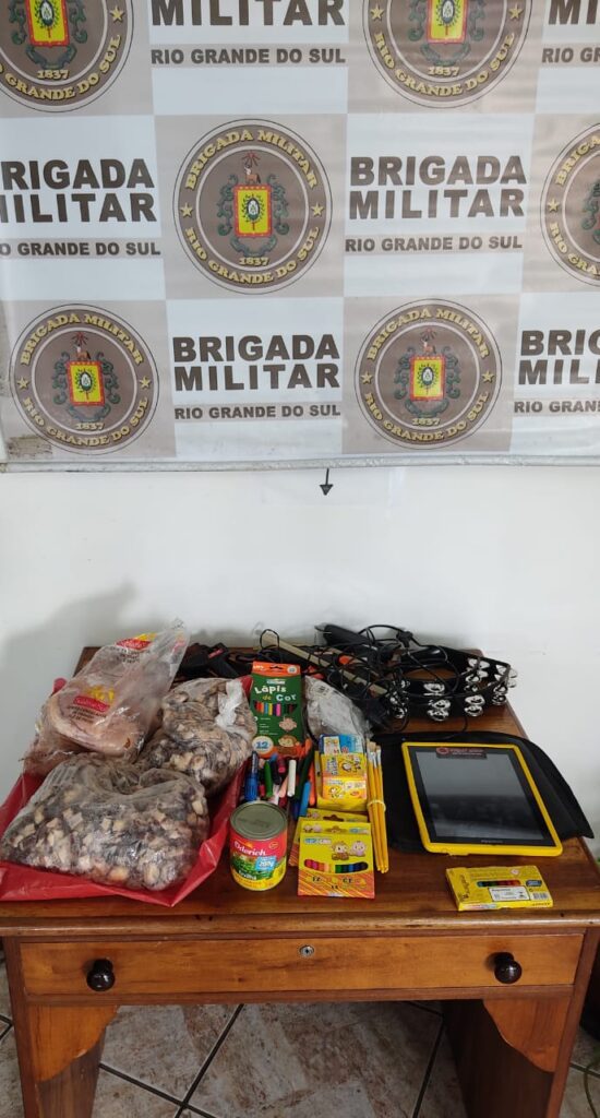 Horas depois da ocorrência ser registrada junto a Brigada Militar, em um trabalho conjunto do policiamento ostensivo e do setor de inteligência da BM, dois suspeitos de praticar o vandalismo acabaram sendo presos. De acordo com o comandante do 2° Regimento de Polícia Montada (RP Mon), major Anibal Silveira, essa foi uma pronta resposta que permitiu que alguns dos suspeitos fossem detidos e parte dos materiais furtados pudessem retornar para a escola. "Foi um delito que sensibilizou bastante aquela comunidade, a escola ficou bastante danificada, depredada, causando inquietação naquela comunidade. A BM então, através das guarnições da sargento auxiliar de serviço externo, hoje a sargento Lisiane, desde as primeiras horas da manhã vem buscado informações incessantemente, realizando levantamentos, claro que com o apoio da comunidade nos passando informações, onde então foi possível fazer algumas abordagens onde localizamos alguns dos materiais. Infelizmente não são todos os materiais que foram recuperados. Mas o importante é que temos a identificação de alguns suspeitos que estão sendo apresentados na polícia civil", disse o comandante. Os dois suspeitos foram abordados no bairro Parque das Águas e com eles estavam um tablet, materiais escolares, parte dos alimentos e itens de uso diário dos alunos. A escola foi invadida durante o fim de semana e diversos ambientes foram danificados. 