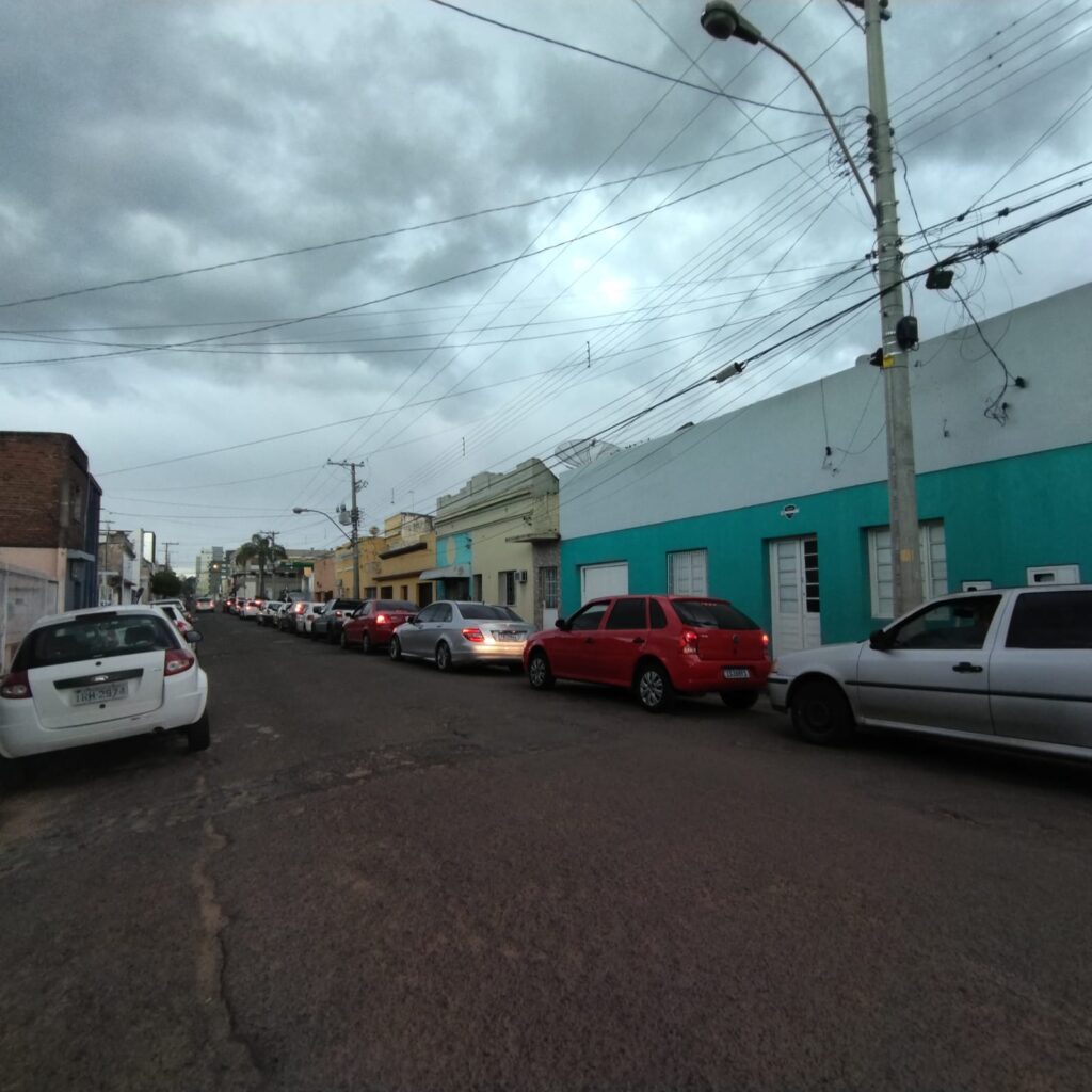 Nesta segunda-feira (31),  após a derrota eleitoral do presidente Jair Bolsonaro (PL), produtores rurais e caminhoneiros iniciarem manifestações e interdições nas rodovias pelo país. No Rio Grande do Sul, a Polícia Rodoviária Federal já registou 42 pontos de interdição.  Informação divulgada no início da tarde, dava conta de que em razão dos bloqueios os postos de combustíveis em Sant'Ana do Livramento começariam a enfrentar problemas de abastecimento. A equipe do Jornal A Plateia, após levantamento realizado nos postos de combustíveis do município, deu conta que praticamente todos postos estavam com seu estoque normal de abastecimento.  Mesmo assim, ainda na tarde desta segunda-feira, filas foram registradas em todos os postos de combustíveis em consequência dos bloqueios das rodovias. 