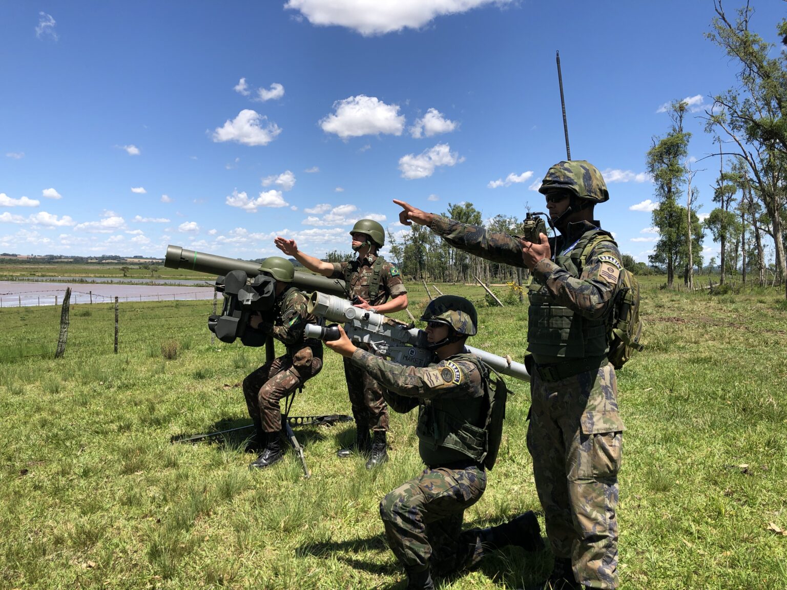 2ª Bia AAAe participa do Exercício Conjunto Escudo-Tínia 2022 Por: Seção de Comunicação Social da 2ª Bia AAAe Santa Maria (RS) – No período de 12 a 18 de novembro, a 2ª Bateria de Artilharia Antiaérea (2ª Bia AAAe) participou do Exercício Conjunto (EXCON) Escudo-Tínia 2022, uma atividade operacional coordenada pelo Comando de Preparo (COMPREP) e Comando de Operações Aeroespaciais (COMAE) e conduzida pela Base Aérea de Canoas (BACO), que contou com a participação de mais de 800 militares da Marinha do Brasil (MB), do Exército Brasileiro (EB) e da Força Aérea Brasileira (FAB) e mais de 50 aeronaves das Aviações de Caça, Inteligência, Vigilância e Reconhecimento (IVR), Asas Rotativas e Transporte. As atividades aéreas e terrestres ocorreram nas Bases Aéreas de Canoas (BACO) e Santa Maria (BASM), além da cidade de Santana da Boa Vista (RS). A 2ª Bateria atuou no Exercício com o Centro de Operações Antiaéreas, a Turma do Radar Saber M60, a Turma de Comunicações e as Unidades de Tiro do Míssil RBS 70, o que possibilitou o adestramento de seus militares para atuarem nas diversas situações de conflito no cenário aéreo e antiaéreo. O EXCON Escudo-Tínia teve como finalidade a consolidação doutrinária de missões aéreas compostas, o treinamento e capacitação dos participantes no enfrentamento dos desafios provenientes do emprego do poder militar e operações militares complexas. Crédito das Fotos: Sd Robert