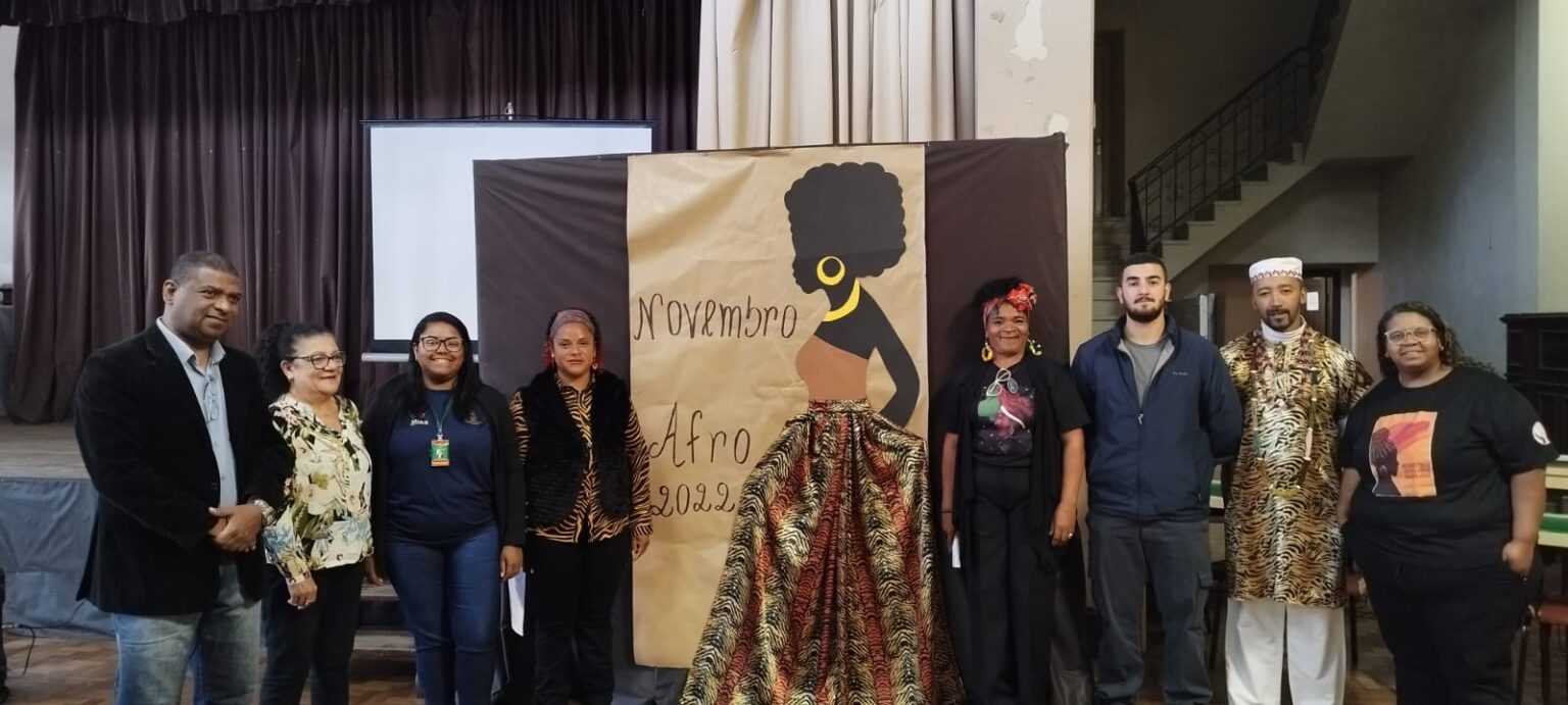 Iniciou na manhã desta quarta-feira (9), em Sant'Ana do Livramento, atividades alusivas ao mês da Consciência Negra, idealizado pela Secretaria de Assistência e Inclusão Social, em parceria com a Coordenadoria da Mulher, Juventude, Diversidade e Igualdade Racial.  A abertura oficial aconteceu na Sala Cultural, com dança afro, aula de história com o professor Batista Conceição, participação de Zumbi dos Palmares, Negros e Negras da Fronteira, Associação dos Terreiros, Movimento de Mulheres Negras Santanenses, Negritude Socialista e encerramento com Las Juanas com um poema.  A coordenadora da coordenadoria de Igualdade Racial, Josiele Correa, salientou a importância desse evento para a comunidade santanense. "Essa é a abertura do nosso Novembro Afro, onde vamos falar, promulgar o que é de interesse da comunidade negra, sobre ancestralidade, falar dos movimentos que existem no nosso município, dando voz à eles e aos nossos estudantes, de passar de geração em geração como é importante todos os movimentos negros, a ancestralidade que precisa estar presente na nossa cultura", destacou Josiele.  Segundo Josiele, a Coordenadoria vem promovendo debates, seminários e amostras culturais nas escolas, em parceria com a Secretaria Municipal de Educação, além de reuniões onde as demandas da comunidade são apresentadas.  Representando a Secretaria Municipal de Assistência e Inclusão Social, Nadia Eliete Pina Vaz e Mauricio Mota, reiteraram a importância da participação do público da fronteira em todas as atividades que acontecerão ao longo do mês de Novembro.  "Foi um projeto pensado e elaborado por nós, que vem trazer as lutas diárias do povo negro, que muita gente não sabe e também trazer a história dos movimentos que existem na nossa cidade", apontou Nadia.  "Convidamos a todos para participar das atividades, sabemos que é uma luta diária, usamos o mês para realizar atividades e fomentar. O mês está cheio de atividades legais. É uma semente que plantamos para colher no futuro", evidenciou Mauricio.  As atividades continuarão ao longo do mês, com palestras, rodas de conversa e apresentações artísticas.  Acompanhe a programação:  09/11 - 09h Abertura do Novembro Afro - Roda de conversa: o negro na sociedade – Sala Cultural - Dança de abertura - História - Batista - Participação: Zumbi dos Palmares, Negros e Negras da Fronteira, Associação dos Terreiros, Movimento de Mulheres Negras Santanenses, Negritude Socialista - Poema de encerramento (Las Juanas) 16/11 - 9h Fala no CRAS Armour sobre o Novembro Afro e Dia da Consciência Negra - Convidada: Isabel Silva (Líder comunitária do bairro Armour e integrante do Movimento de Mulheres Negras) - IFSUL 16/11 - 18h Atividade em alusão ao Dia da Umbanda - Praça General Osório - Ana - RENAFRO - Luís - Associação dos Terreiros e Negros e Negras da Fronteira 17/11 - 9h Fala no CRAS Prado sobre o Novembro Afro e Dia da Consciência Negra - IFSUL - Nanda (Las Juanas) - Poema 17/11 - 10h às 16h Ciclo de capacitações sobre migrações transnacionais – Sala Cultural Inscrição: https://bityli.com/UuvEWbUv 18/11 - 8h às 16h Ciclo de capacitações sobre migrações transnacionais – Sala Cultural 20/11 - Atividade no lago Batuva – Entrega de certificados para o conselho da comunidade negra 20/11 - 19h Missa Afro - Paróquia Santa Terezinha 21/11 - 14h às 17h Mostra Cultural Afro - Exposição de arte e trabalhos - Praça General Osório - Escolas da rede com trabalhos escolares - Tradução livre (Naiá) - Las Juanas - Paleta urbana e Miguel – Convidados Las Juanas - Las Juanas (Rivera) - Roda de capoeira 23/11 Porque Beleza Afro Também Importa - Serviços Assistência e Saúde - Serviços de estética - Oficina de trança (Convidado Las Juanas) - Oficina de turbante (Convidada Isabel Silva – Movimento de Mulheres Negras) 25/11 - 18h 1º Seminário Binacional Conexão Negra - Câmara de Vereadores 26/11 - 08h 1º Seminário Binacional Conexão Negra – Clube Farroupilha 26/11 - 22h Festa Black – Las Juanas 03/12 - Data a confirmar Fechamento do novembro Escolha da mais bela negra do município em parceria com o Movimento de Mulheres Negras - Farroupilha - Sarau - Escolha da mais bela negra adulta e maturidade Debora Castro debora@jornalaplateia.com