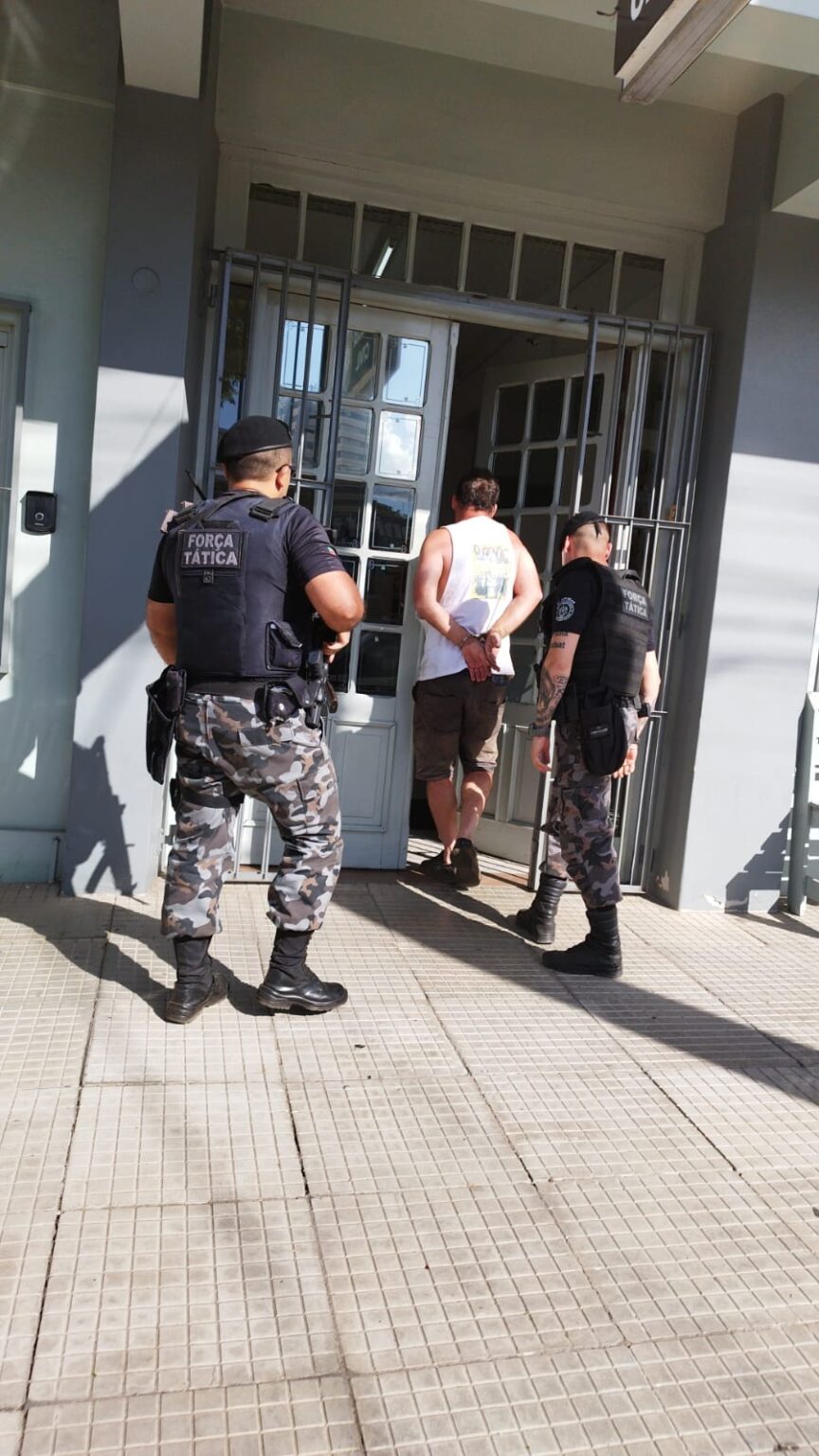 Na tarde desta terça-feira (20), a Força Tática da Brigada Militar prendeu um homem, de 51 anos, portando um revólver calibre .38, na região do Povinho do Armour.  De acordo com informações obtidas com a BM, o homem estava saindo de uma residência a bordo de uma motocicleta, quando apresentou atitude suspeita ao avistar o viatura da FT e após revista pessoal a arma foi encontrada.  O individuo foi conduzido ao PAM e posterior para a DPPA sendo entregue para a autoridade plantonista.