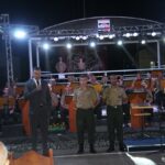 ESPECIAL DE FINAL DE ANO Na noite do dia 16 de dezembro de 2022, ocorreu no 7º Regimento de Cavalaria Mecanizado (7º RC Mec), uma apresentação da Fanfarra do Regimento e outros artistas do município de Santana do Livramento. O evento denominado “Especial de Final de Ano” teve por objetivos, comemorar o sucesso das missões e atividades desenvolvidas pelos integrantes do 7º RC Mec no ano de 2022 e agradecer a sociedade santanense pela integração estabelecida através da realização de diversas ações em conjunto, nas áreas de assistência social, exaltando a “Mão Amiga” do Exército Brasileiro. A apresentação contou com a participação da Fanfarra do Regimento, Banda O Tempo Não Para, Coral da Igreja Wesleyana, Coral da Escola Cívico Militar João Souto Duarte e do Tenor Getúlio Vares, que brindaram a assistência com um repertório diversificado e com espírito natalino. Por fim, ao fazer uso da palavra, o Senhor Tenente Coronel Rafael Polinício Lanza Braga, Comandante do 7º RC Mec, agradeceu a presença de todos, exaltou a belíssima apresentação e desejou às famílias um Feliz Natal e um ano de 2023 repleto de conquistas e realizações. Santana do Livramento-RS, 19 de dezembro de 2022. Rafael Polínicio Lanza Braga – TC Comandante do 7º RC Mec