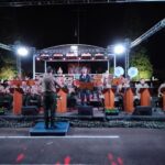 ESPECIAL DE FINAL DE ANO Na noite do dia 16 de dezembro de 2022, ocorreu no 7º Regimento de Cavalaria Mecanizado (7º RC Mec), uma apresentação da Fanfarra do Regimento e outros artistas do município de Santana do Livramento. O evento denominado “Especial de Final de Ano” teve por objetivos, comemorar o sucesso das missões e atividades desenvolvidas pelos integrantes do 7º RC Mec no ano de 2022 e agradecer a sociedade santanense pela integração estabelecida através da realização de diversas ações em conjunto, nas áreas de assistência social, exaltando a “Mão Amiga” do Exército Brasileiro. A apresentação contou com a participação da Fanfarra do Regimento, Banda O Tempo Não Para, Coral da Igreja Wesleyana, Coral da Escola Cívico Militar João Souto Duarte e do Tenor Getúlio Vares, que brindaram a assistência com um repertório diversificado e com espírito natalino. Por fim, ao fazer uso da palavra, o Senhor Tenente Coronel Rafael Polinício Lanza Braga, Comandante do 7º RC Mec, agradeceu a presença de todos, exaltou a belíssima apresentação e desejou às famílias um Feliz Natal e um ano de 2023 repleto de conquistas e realizações. Santana do Livramento-RS, 19 de dezembro de 2022. Rafael Polínicio Lanza Braga – TC Comandante do 7º RC Mec