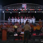 ESPECIAL DE FINAL DE ANO Na noite do dia 16 de dezembro de 2022, ocorreu no 7º Regimento de Cavalaria Mecanizado (7º RC Mec), uma apresentação da Fanfarra do Regimento e outros artistas do município de Santana do Livramento. O evento denominado “Especial de Final de Ano” teve por objetivos, comemorar o sucesso das missões e atividades desenvolvidas pelos integrantes do 7º RC Mec no ano de 2022 e agradecer a sociedade santanense pela integração estabelecida através da realização de diversas ações em conjunto, nas áreas de assistência social, exaltando a “Mão Amiga” do Exército Brasileiro. A apresentação contou com a participação da Fanfarra do Regimento, Banda O Tempo Não Para, Coral da Igreja Wesleyana, Coral da Escola Cívico Militar João Souto Duarte e do Tenor Getúlio Vares, que brindaram a assistência com um repertório diversificado e com espírito natalino. Por fim, ao fazer uso da palavra, o Senhor Tenente Coronel Rafael Polinício Lanza Braga, Comandante do 7º RC Mec, agradeceu a presença de todos, exaltou a belíssima apresentação e desejou às famílias um Feliz Natal e um ano de 2023 repleto de conquistas e realizações. Santana do Livramento-RS, 19 de dezembro de 2022. Rafael Polínicio Lanza Braga – TC Comandante do 7º RC Mec