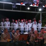 ESPECIAL DE FINAL DE ANO Na noite do dia 16 de dezembro de 2022, ocorreu no 7º Regimento de Cavalaria Mecanizado (7º RC Mec), uma apresentação da Fanfarra do Regimento e outros artistas do município de Santana do Livramento. O evento denominado “Especial de Final de Ano” teve por objetivos, comemorar o sucesso das missões e atividades desenvolvidas pelos integrantes do 7º RC Mec no ano de 2022 e agradecer a sociedade santanense pela integração estabelecida através da realização de diversas ações em conjunto, nas áreas de assistência social, exaltando a “Mão Amiga” do Exército Brasileiro. A apresentação contou com a participação da Fanfarra do Regimento, Banda O Tempo Não Para, Coral da Igreja Wesleyana, Coral da Escola Cívico Militar João Souto Duarte e do Tenor Getúlio Vares, que brindaram a assistência com um repertório diversificado e com espírito natalino. Por fim, ao fazer uso da palavra, o Senhor Tenente Coronel Rafael Polinício Lanza Braga, Comandante do 7º RC Mec, agradeceu a presença de todos, exaltou a belíssima apresentação e desejou às famílias um Feliz Natal e um ano de 2023 repleto de conquistas e realizações. Santana do Livramento-RS, 19 de dezembro de 2022. Rafael Polínicio Lanza Braga – TC Comandante do 7º RC Mec