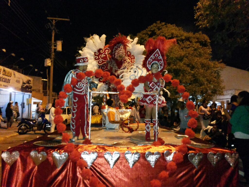 Após sete anos sem a realização do Carnaval, Sant’Ana do Livramento voltará a contar com um show em alusão à data em 2023. Lideranças políticas e do samba se uniram para anunciar o evento, nesta quinta-feira (29). Já na última terça-feira (27), a Prefeitura do município firmou um convênio com a Liga das Escolas de Samba (Liesa) para repassar um recurso de R$ 50 mil à entidade. O valor foi disponibilizado pela Câmara de Vereadores. Durante uma coletiva, a Liesa e o Poder Executivo realizaram uma coletiva de imprensa para explicar como funcionarão as atividades. “Não é um desfile, é uma apresentação show”, esclareceu a presidente da Liga, Denise Toledo que complementou: “Não tem como, em um tempo tão curto, a gente retomar o Carnaval competitivo, e fazer de qualquer jeito, a gente não quer. A gente quer retomar em 2024 com o carnaval competitivo”. Denise explicou que serão três noites de carnaval: no sábado, domingo e segunda. Será preparada uma estrutura junto com a Prefeitura no Parque Internacional para a realização do evento. Lá acontecerá a apresentação das escolas no sábado e na segunda-feira, que deverá seguir um regulamento. No domingo, será realizado um baile infantil. Após a festividade para as crianças, a Liesa pretende fazer um show com uma “atração de fora” do município. Denise expressou o seu sentimento com a notícia: “Hoje eu me sinto feliz” e disse que os carnavalescos foram iludidos por governos anteriores ao de Ana Tarouco (PL). “Nós tivemos gestões que nos iludiram”, declarou. Quanto aos ingressos, a presidente da Liga relatou que “quer fazer um evento popular. Se for cobrado, será um valor muito irrisório”. Com relação à estrutura, logística e segurança, Denise disse estar tudo encaminhado. A secretária municipal de Turismo, Sandra Pontes, participou animada do anúncio. “Vamos fazer tremer Sant’Ana”, declarou. Quando questionada sobre quanto a Prefeitura aportaria de recursos para o Carnaval, uma vez que o R$ 50 mil é oriundo da Câmara, Sandra declarou: “Nós vamos participar como apoio com aquilo que nós temos. Fomos muito claros com eles [escolas de samba] em relação a dinheiro: não temos”. ERRO NO CONVÊNIO Conforme publicado no Diário Oficial no último dia 27, as escolas de samba poderão utilizar o recurso de R$ 50 mil “exclusivamente para aquisição de combustíveis” e caso utilizem para outra finalidade, a Prefeitura revogará o convênio. Questionada, a secretária de Cultura, Elisangela Duarte, afirmou que: “foi um erro de digitação. Eu não vou expor a colega que fez, pelo contrário, vou elogiar, pois estava de férias e retornou para nos ajudar. Quem nunca errou que atire a primeira pedra” e finalizou: “Já foi feita a correção no Diário Oficial de hoje”.