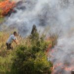 A tarde de terça-feira (24) foi marcada foi marcada por um incêndio em vegetação de grandes proporções em uma empresa localizada na estrada Robledo Braz, no KM 5.  De acordo com informações de moradores da região, as chamas teriam iniciado por volta do meio dia e rapidamente teria se alastrado chegando próximo as residências localizadas na região. Não há informações do que teria causado o inicio do incêndio.  Uma verdadeira foça tarefa foi formada pelos moradores até chegada do Corpo de Bombeiros, que buscaram auxiliar na contenção nas chamas. 