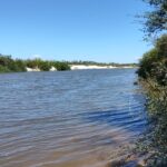 Tragédia em Rosário: soldados santanenses tentam salvar vítimas de afogamento Na tarde deste domingo (29), soldados santanenes que estão atuando na operação Golfinho, no município de Rosário do Sul, foram acionados para atender uma ocorrência de afogamento no Rio Santa Maria. De acordo com informações da Brigada Militar, os soldados José e Bittencourt, juntamente com os soldados Elizandro e Edenilson ao chegar na localidade encontraram um adolescente, de 13 anos, pedindo ajuda para salvar os seus pais que estavam dentro do Rio. Após informar o local onde estaria o casal, os soldados localizaram a mulher, a retiraram do Rio em um caiaque de uma testemunha que passava pelo local. Tentaram realizar manobra de ressuscitação cardiopulmonar (RCP), até a chegada de outra viatura da Brigada que conduziu a vítima, ainda com vida, até o hospital do município. A mãe do adolescente não resistiu, vindo a óbito, já o pai foi encontrado sem vida horas após buscas realizadas pelo Corpo de Bombeiros. Os soldados Elizandro, Edenilson e Bittencourt permanecem em atendimento médico e estão internados no Pronto Socorro, devido terem ingerido água.