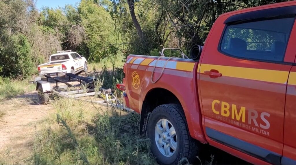 Tragédia em Rosário: soldados santanenses tentam salvar vítimas de afogamento Na tarde deste domingo (29), soldados santanenes que estão atuando na operação Golfinho, no município de Rosário do Sul, foram acionados para atender uma ocorrência de afogamento no Rio Santa Maria. De acordo com informações da Brigada Militar, os soldados José e Bittencourt, juntamente com os soldados Elizandro e Edenilson ao chegar na localidade encontraram um adolescente, de 13 anos, pedindo ajuda para salvar os seus pais que estavam dentro do Rio. Após informar o local onde estaria o casal, os soldados localizaram a mulher, a retiraram do Rio em um caiaque de uma testemunha que passava pelo local. Tentaram realizar manobra de ressuscitação cardiopulmonar (RCP), até a chegada de outra viatura da Brigada que conduziu a vítima, ainda com vida, até o hospital do município. A mãe do adolescente não resistiu, vindo a óbito, já o pai foi encontrado sem vida horas após buscas realizadas pelo Corpo de Bombeiros. Os soldados Elizandro, Edenilson e Bittencourt permanecem em atendimento médico e estão internados no Pronto Socorro, devido terem ingerido água.