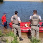 Tragédia em Rosário: soldados santanenses tentam salvar vítimas de afogamento Na tarde deste domingo (29), soldados santanenes que estão atuando na operação Golfinho, no município de Rosário do Sul, foram acionados para atender uma ocorrência de afogamento no Rio Santa Maria. De acordo com informações da Brigada Militar, os soldados José e Bittencourt, juntamente com os soldados Elizandro e Edenilson ao chegar na localidade encontraram um adolescente, de 13 anos, pedindo ajuda para salvar os seus pais que estavam dentro do Rio. Após informar o local onde estaria o casal, os soldados localizaram a mulher, a retiraram do Rio em um caiaque de uma testemunha que passava pelo local. Tentaram realizar manobra de ressuscitação cardiopulmonar (RCP), até a chegada de outra viatura da Brigada que conduziu a vítima, ainda com vida, até o hospital do município. A mãe do adolescente não resistiu, vindo a óbito, já o pai foi encontrado sem vida horas após buscas realizadas pelo Corpo de Bombeiros. Os soldados Elizandro, Edenilson e Bittencourt permanecem em atendimento médico e estão internados no Pronto Socorro, devido terem ingerido água.