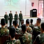 APRESENTAÇÃO DE MILITARES No dia 6 de fevereiro de 2023, apresentaram-se no 7º Regimento de Cavalaria Mecanizado, “Regimento Brigadeiro Vasco Alves Pereira”, ”, a 3º Sargento de Saúde Natiele Gutierres Fernandez, oriunda do Hospital de Guarnição de Santiago, "Hospital General Médico Epaminondas de Albuquerque Filho", sediado em Santiago – RS e os 3º Sargentos de Cavalaria Natã De Sousa Machado, Sérgio Henrique Coelho De Oliveira e Vítor Moreira Da Conceição, recém egressos da Escola de Sargentos das Armas (ESA), localizada na cidade de Três Corações – MG. Na oportunidade, o Comandante do Regimento, Sr. Tenente-Coronel Rafael Polinício Lanza Braga, parabenizou, em nome dos demais militares, por suas escolhas em servir no “Sétimo de Cavalaria”. A Sargento Gutierres fará parte do Posto Médico da Guarnição de Santana do Livramento e os Sargentos Machado, Sérgio e Da Conceição, assumirão as funções de Comandantes de Grupo de Combate em suas respectivas Subunidades. Após a apresentação formal os Sargentos recém egressos da ESA cumpriram uma pequena missão de reconhecimento dentro do perímetro da OM, onde participaram de diversas oficinas, tais como: Cross Operacional, Transposição de Curso D’água, Marcha, Orientação e Equitação tudo coordenado por militares do Regimento. “7º RC Mec – 100 anos de ocupação do Cerro do Depósito” (1923-2023)