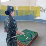 APRESENTAÇÃO DA PRIMEIRA OFICIAL DE CARREIRA DO EXÉRCITO BRASILEIRO NO 7º RC MEC O Exército Brasileiro conta desde a década de 90 com militares do segmento feminino temporárias em seus quadros de lotação de pessoal, que atuam principalmente nas áreas de saúde, apoio e administração. Mais recentemente, no ano de 2021, pela primeira vez, nos 210 anos de história da Academia Militar das Agulhas Negras (AMAN), 23 mulheres tornaram-se aspirantes a oficiais do Exército Brasileiro. Neste contexto, o 7º Regimento de Cavalaria Mecanizado (7º RC Mec), recebeu na manhã do dia 30 de janeiro, a primeira Oficial de carreira do Exército Brasileiro, formada na AMAN, que integrará seu quadro efetivo. A Aspirante a Oficial Mauren Luíza Gonçalves Valle, do Serviço de Intendência, nascida em 17 de julho de 1996, na cidade de Alegrete – RS, formou-se na AMAN em 26 de novembro de 2022 e entra para histórica do Regimento do Cerro do Depósito. A Asp Mauren foi designada para ser a Chefe da Seção Administrativa de Licitações e Contratos (SALC) do 7º RC Mec e contribuirá com seu conhecimento adquirido na formação, para manter e aperfeiçoar a área administrativa da Unidade. O Senhor Tenente Coronel Rafael Polinício Lanza Braga, Comandante do 7º RC Mec, em nome dos integrantes do Regimento, parabeniza a Asp Mauren por sua formatura na AMAN e por entrar para a história do Regimento Brigadeiro Vasco Alves Pereira, desejando-lhe muita saúde e sucesso no desempenho de suas funções. “7º RC Mec – 100 anos de ocupação do Cerro do Depósito” (1923-2023) Santana do Livramento – RS, 6 de fevereiro de 2023. RAFAEL POLINÍCIO LANZA BRAGA – Tenente Coronel Comandante do 7° Regimento de Cavalaria Mecanizado