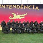 APRESENTAÇÃO DA PRIMEIRA OFICIAL DE CARREIRA DO EXÉRCITO BRASILEIRO NO 7º RC MEC O Exército Brasileiro conta desde a década de 90 com militares do segmento feminino temporárias em seus quadros de lotação de pessoal, que atuam principalmente nas áreas de saúde, apoio e administração. Mais recentemente, no ano de 2021, pela primeira vez, nos 210 anos de história da Academia Militar das Agulhas Negras (AMAN), 23 mulheres tornaram-se aspirantes a oficiais do Exército Brasileiro. Neste contexto, o 7º Regimento de Cavalaria Mecanizado (7º RC Mec), recebeu na manhã do dia 30 de janeiro, a primeira Oficial de carreira do Exército Brasileiro, formada na AMAN, que integrará seu quadro efetivo. A Aspirante a Oficial Mauren Luíza Gonçalves Valle, do Serviço de Intendência, nascida em 17 de julho de 1996, na cidade de Alegrete – RS, formou-se na AMAN em 26 de novembro de 2022 e entra para histórica do Regimento do Cerro do Depósito. A Asp Mauren foi designada para ser a Chefe da Seção Administrativa de Licitações e Contratos (SALC) do 7º RC Mec e contribuirá com seu conhecimento adquirido na formação, para manter e aperfeiçoar a área administrativa da Unidade. O Senhor Tenente Coronel Rafael Polinício Lanza Braga, Comandante do 7º RC Mec, em nome dos integrantes do Regimento, parabeniza a Asp Mauren por sua formatura na AMAN e por entrar para a história do Regimento Brigadeiro Vasco Alves Pereira, desejando-lhe muita saúde e sucesso no desempenho de suas funções. “7º RC Mec – 100 anos de ocupação do Cerro do Depósito” (1923-2023) Santana do Livramento – RS, 6 de fevereiro de 2023. RAFAEL POLINÍCIO LANZA BRAGA – Tenente Coronel Comandante do 7° Regimento de Cavalaria Mecanizado