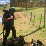 APRESENTAÇÃO DE MILITARES No dia 6 de fevereiro de 2023, apresentaram-se no 7º Regimento de Cavalaria Mecanizado, “Regimento Brigadeiro Vasco Alves Pereira”, ”, a 3º Sargento de Saúde Natiele Gutierres Fernandez, oriunda do Hospital de Guarnição de Santiago, "Hospital General Médico Epaminondas de Albuquerque Filho", sediado em Santiago – RS e os 3º Sargentos de Cavalaria Natã De Sousa Machado, Sérgio Henrique Coelho De Oliveira e Vítor Moreira Da Conceição, recém egressos da Escola de Sargentos das Armas (ESA), localizada na cidade de Três Corações – MG. Na oportunidade, o Comandante do Regimento, Sr. Tenente-Coronel Rafael Polinício Lanza Braga, parabenizou, em nome dos demais militares, por suas escolhas em servir no “Sétimo de Cavalaria”. A Sargento Gutierres fará parte do Posto Médico da Guarnição de Santana do Livramento e os Sargentos Machado, Sérgio e Da Conceição, assumirão as funções de Comandantes de Grupo de Combate em suas respectivas Subunidades. Após a apresentação formal os Sargentos recém egressos da ESA cumpriram uma pequena missão de reconhecimento dentro do perímetro da OM, onde participaram de diversas oficinas, tais como: Cross Operacional, Transposição de Curso D’água, Marcha, Orientação e Equitação tudo coordenado por militares do Regimento. “7º RC Mec – 100 anos de ocupação do Cerro do Depósito” (1923-2023)