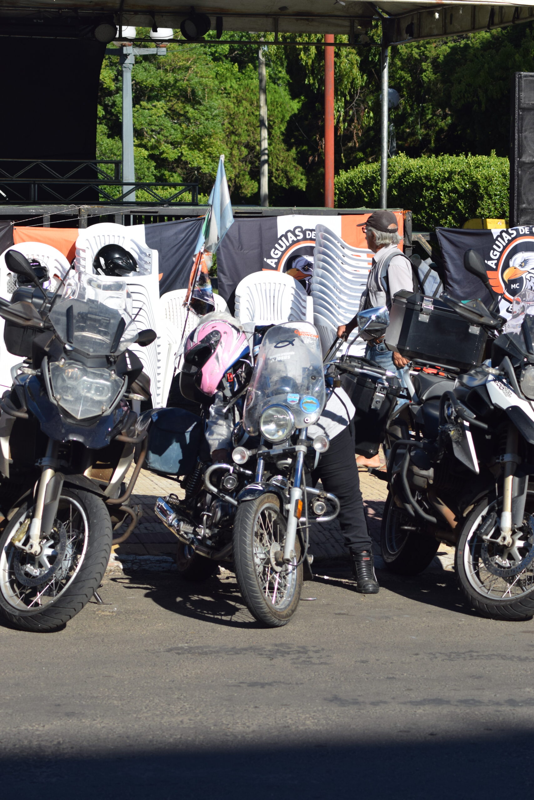 Moto Clube Águias de Cristo realizam ação na fronteira da paz