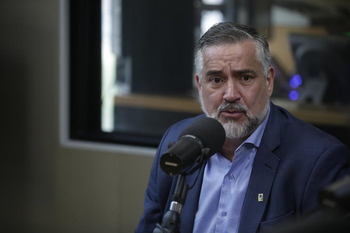 Paulo Pimenta, ministro-chefe da comunicação da Secretaria de Comunicação Social, esteve no estúdio da Rádio Gaúcha. Lauro Alves / Agencia RBS