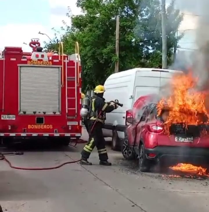 Incendio de vehículo con perdidas totales en Rivera