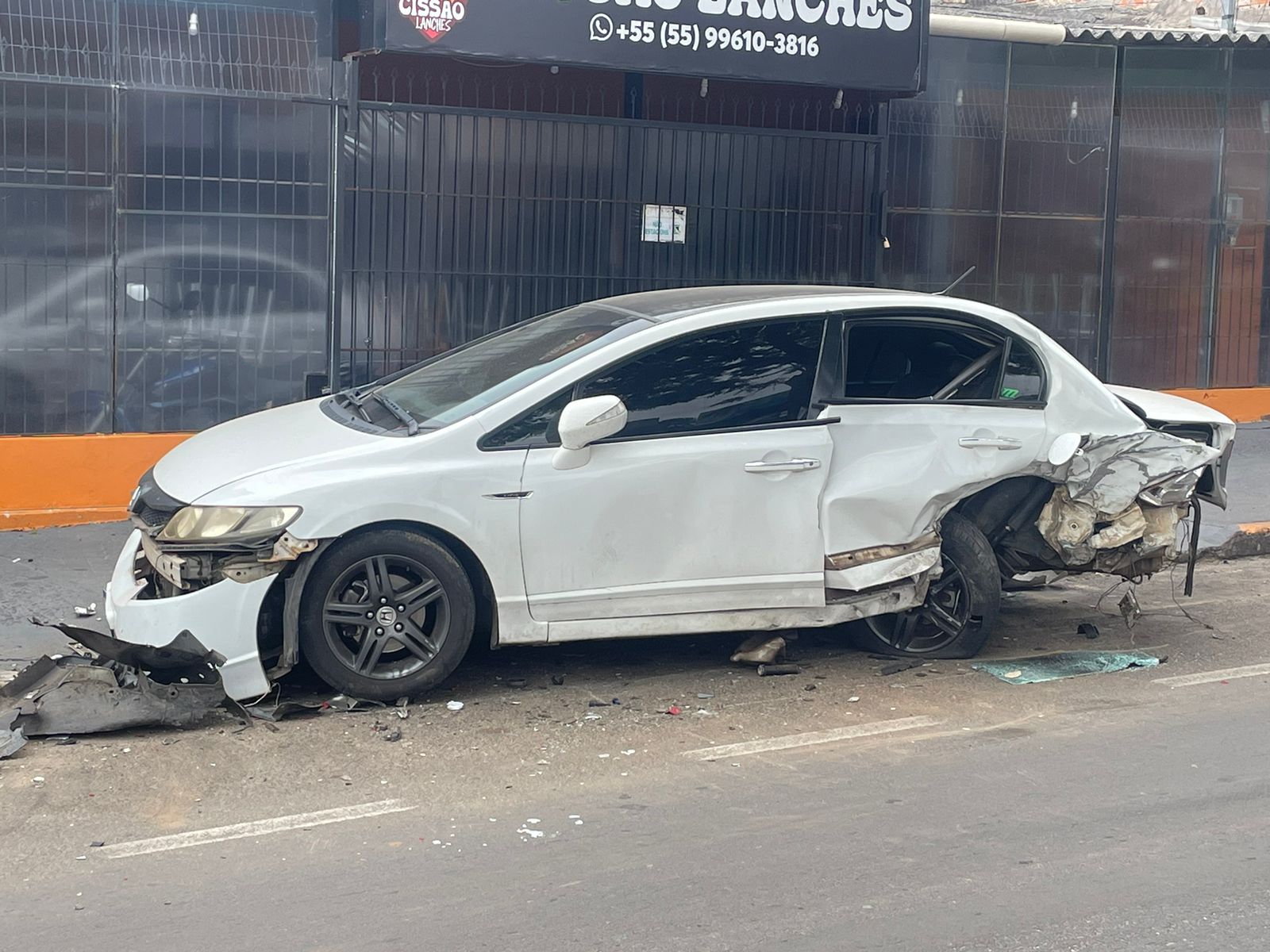 Dois Veículos fazendo “racha” na Avenida João Goulart provocam grande acidente com danos materiais