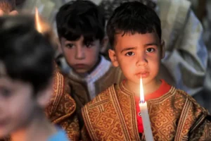 Cristãos atendem a cerimônia na Igreja de São Porfírio, em Gaza